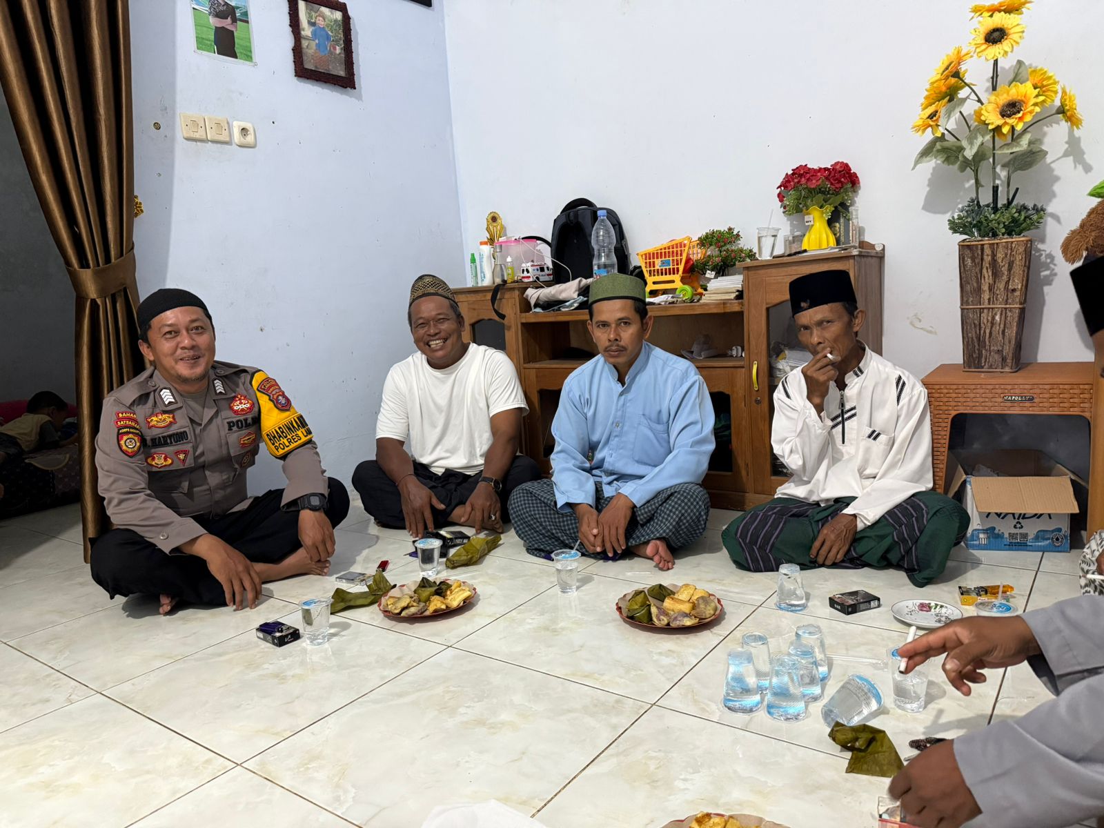 Bhabinkamtibmas Hadiri Syukuran dan Sampaikan Pesan Kamtibmas di Desa Binaan