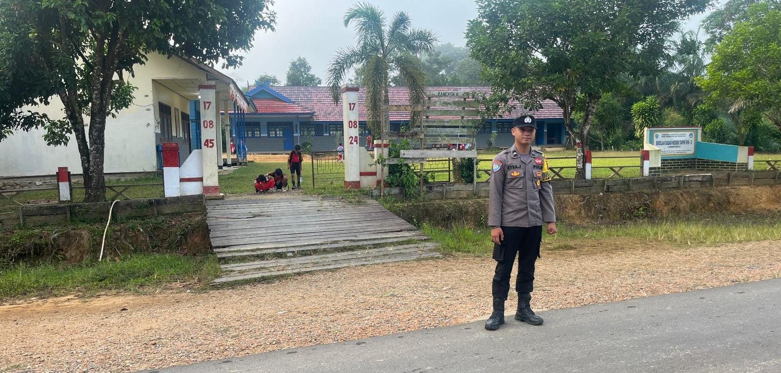 Anggota Polsek lamandau Pengaturan lalu lintas Jalan di Pagi hari