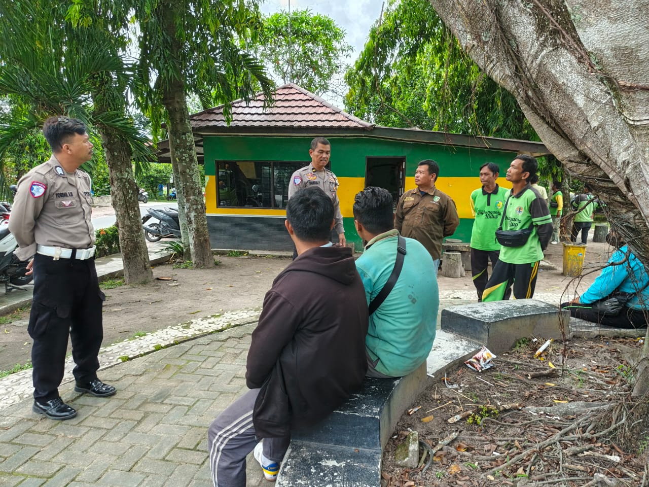 *Ditlantas Polda Kalteng Gelar Kegiatan “Polantas Menyapa” Beri Pesan Keselamatan Kepada Masyarakat dan Petugas Kebersihan*