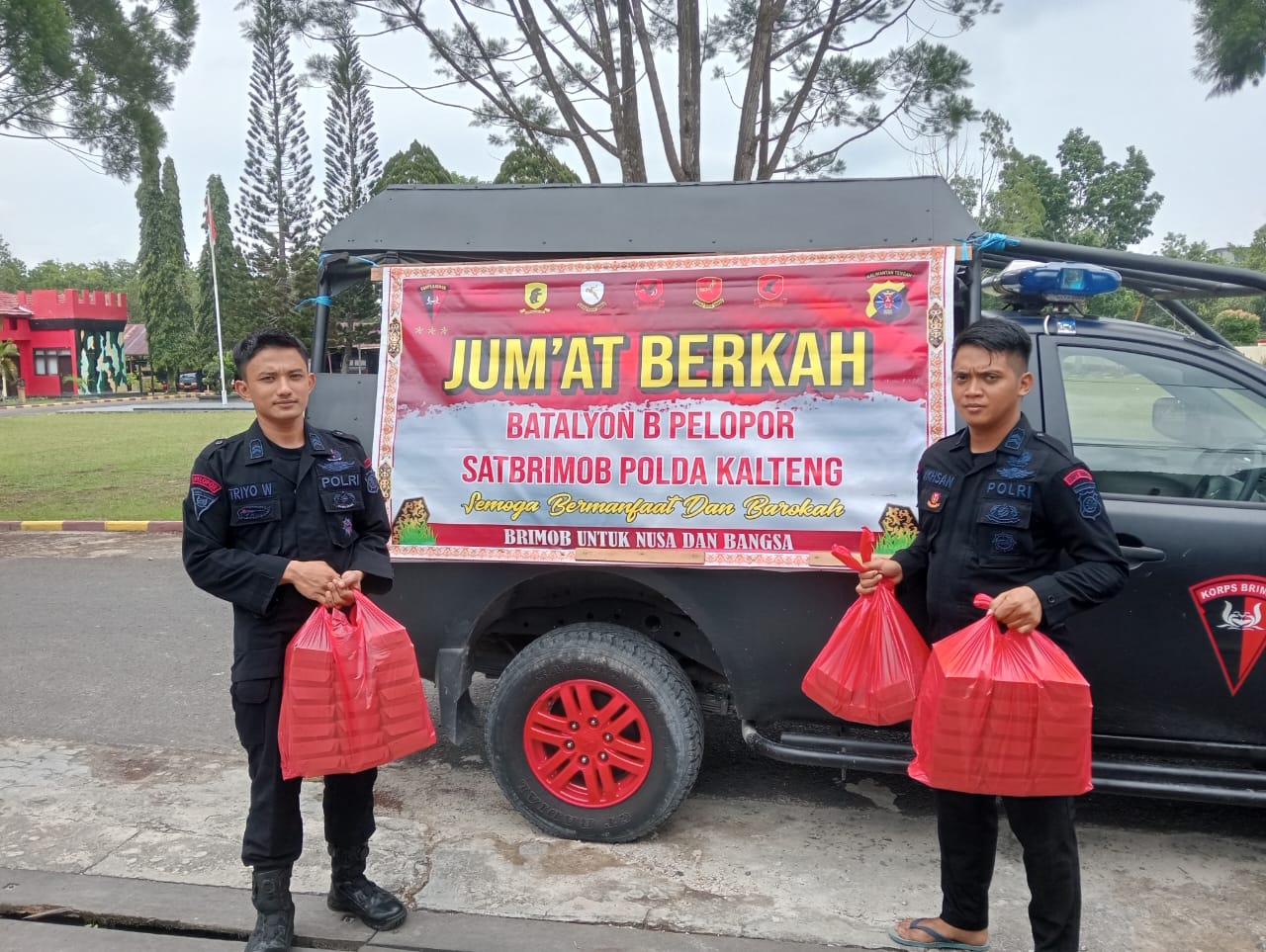 Brimob Kalteng Hadirkan Kebersamaan dan Kepedulian Lewat Aksi Jumat Berkah di Kotawaringin Barat