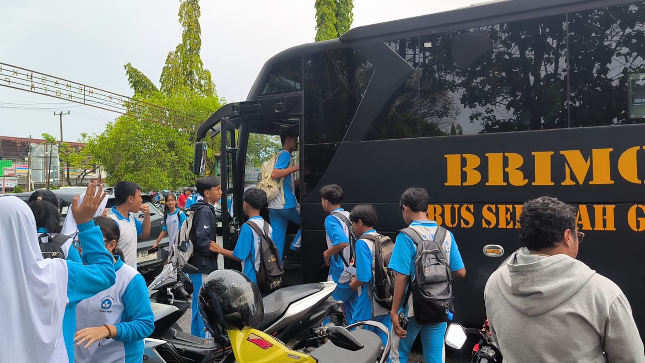 Brimob Kalteng Semakin Gencar Jalankan Program Bus Sekolah Gratis, Beri Rasa Aman Saat Ke Sekolah