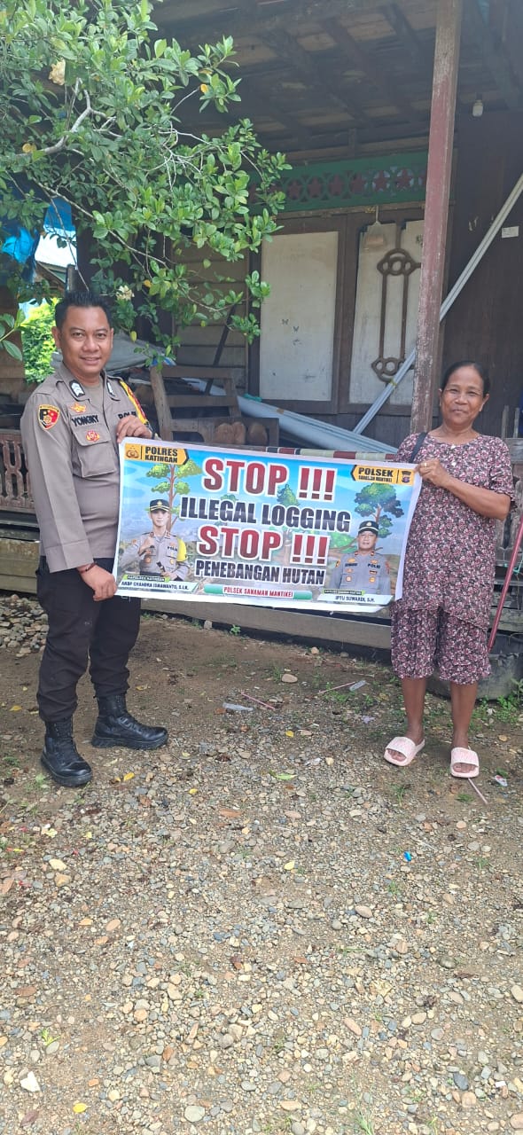 Bhabinkamtibmas laksanakan Sosialisasikan tentang larangan dan sangsi Pidana bagi pelaku Ileggal Logging kepada masyarakat di Desa Binaan.