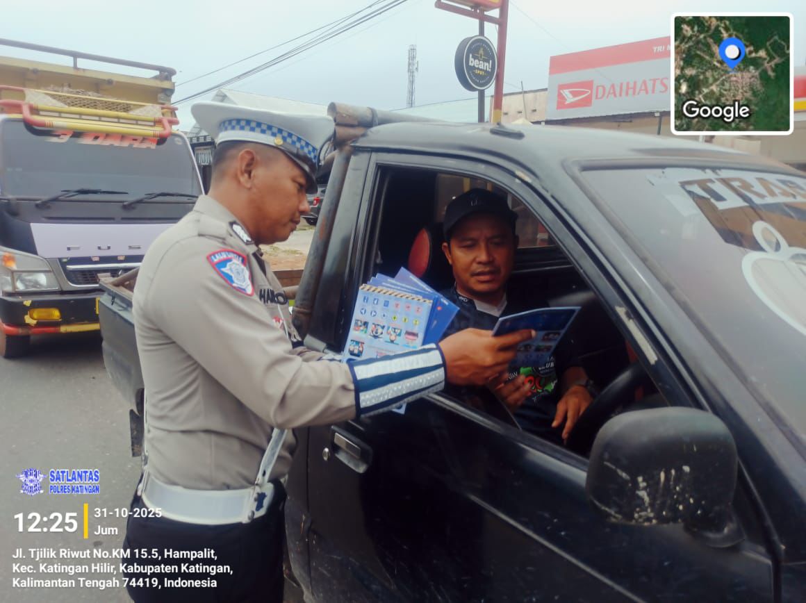 Pembagian Brosur Keselamatan Berlalu Lintas Kepada masyarakat.