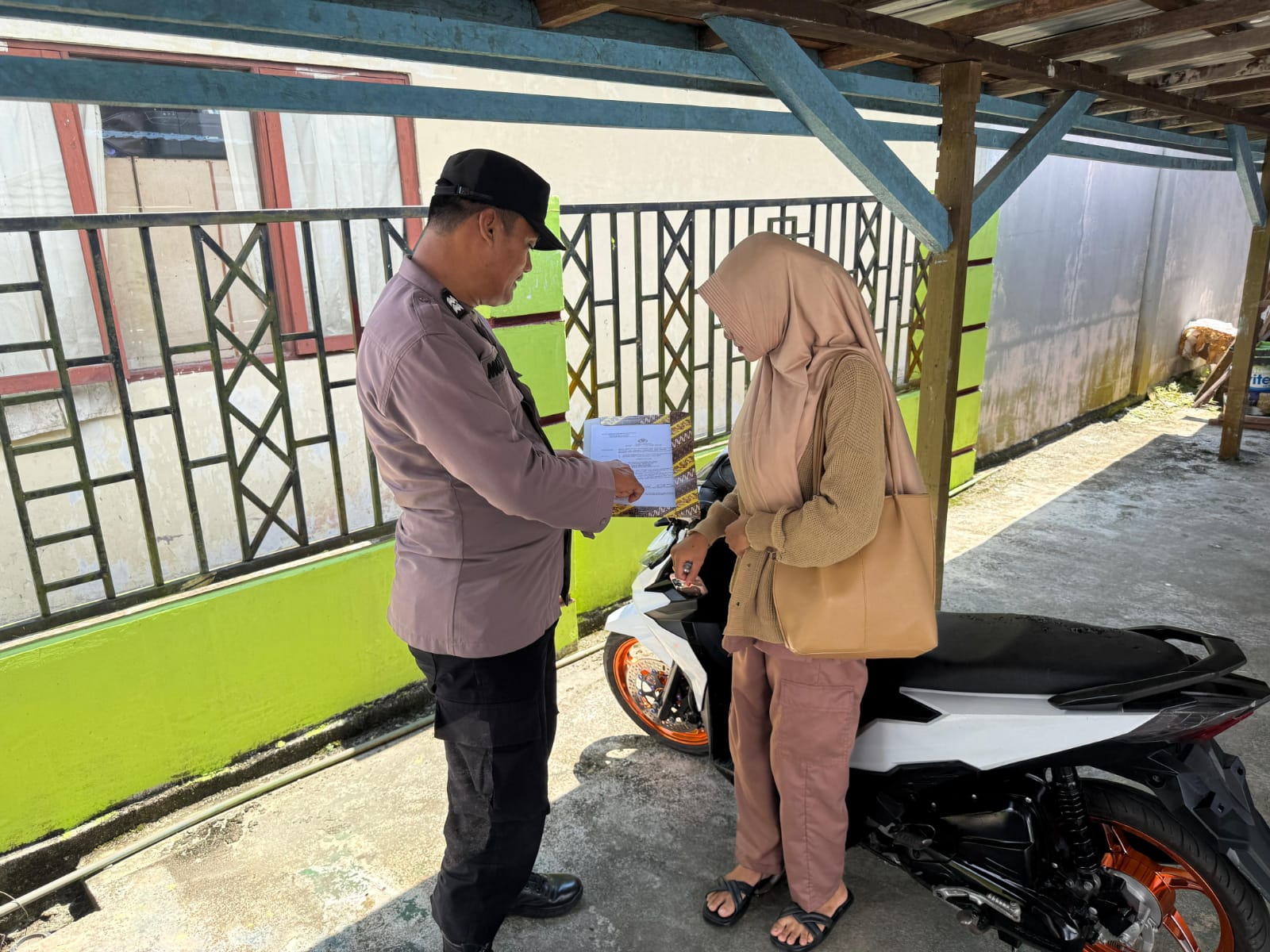 **Polsek Montallat Sosialisasikan Maklumat Kapolri kepada Masyarakat**