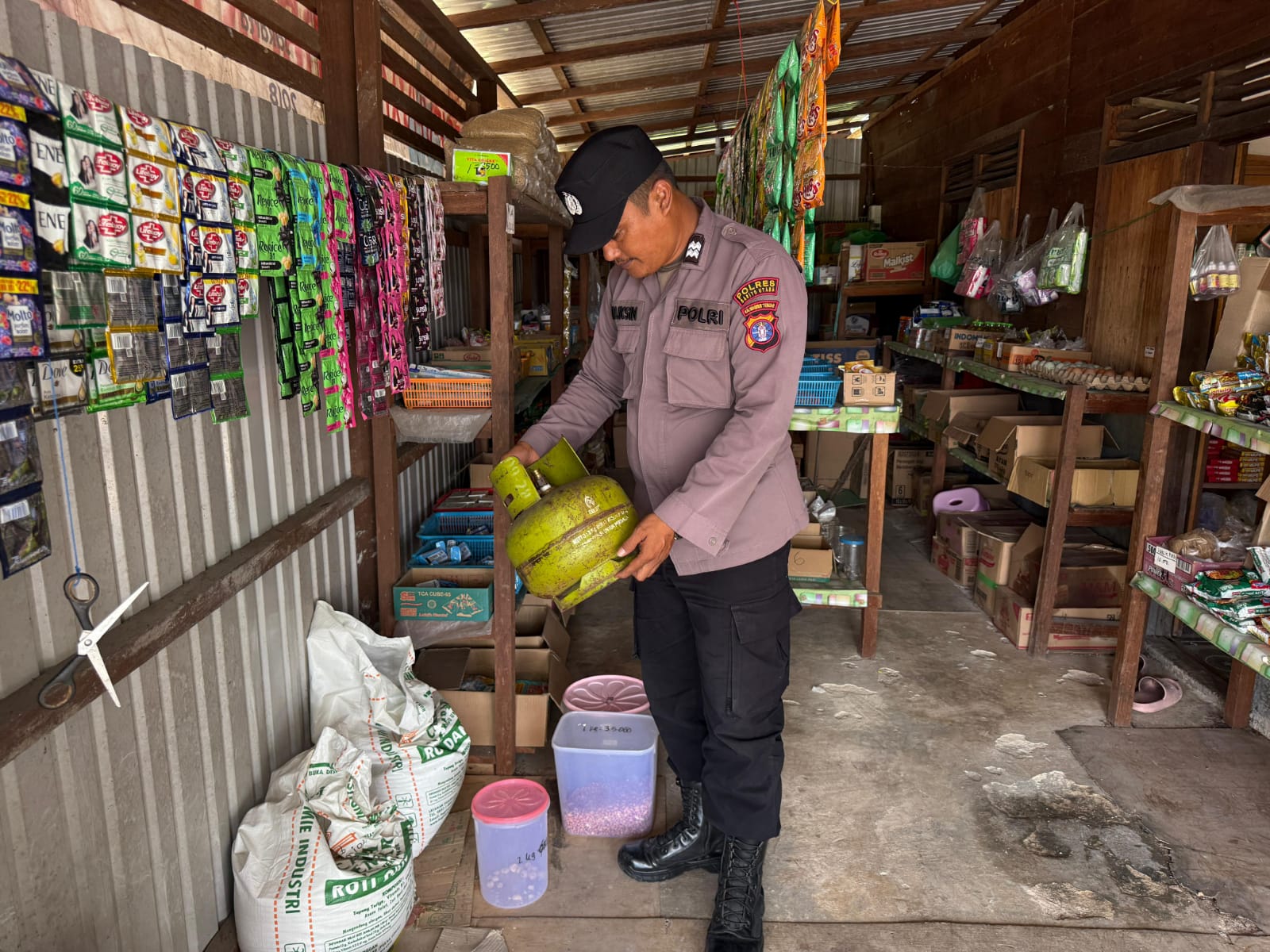 **Polsek Montallat Laksanakan Pengecekan Gas LPG Untuk Pantau Stok Dan Harga Di Pasaran**