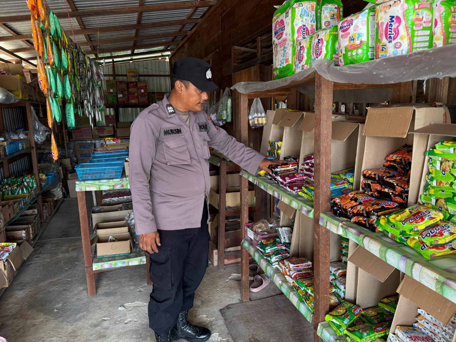 **Polsek Montallat Laksanakan Pengecekan Sembako Untuk Pantau Stok Dan Harga Di Pasaran**