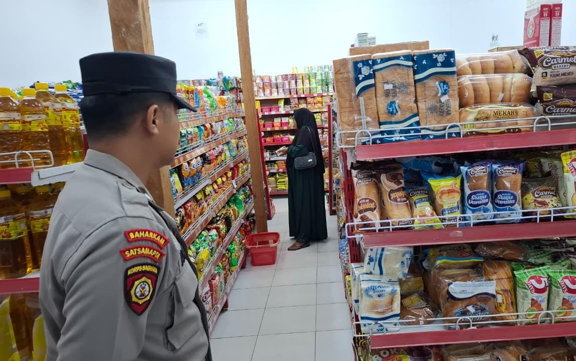 Piket Polsek Patroli kepertokoan diwilkum Polsek Sematu Jaya