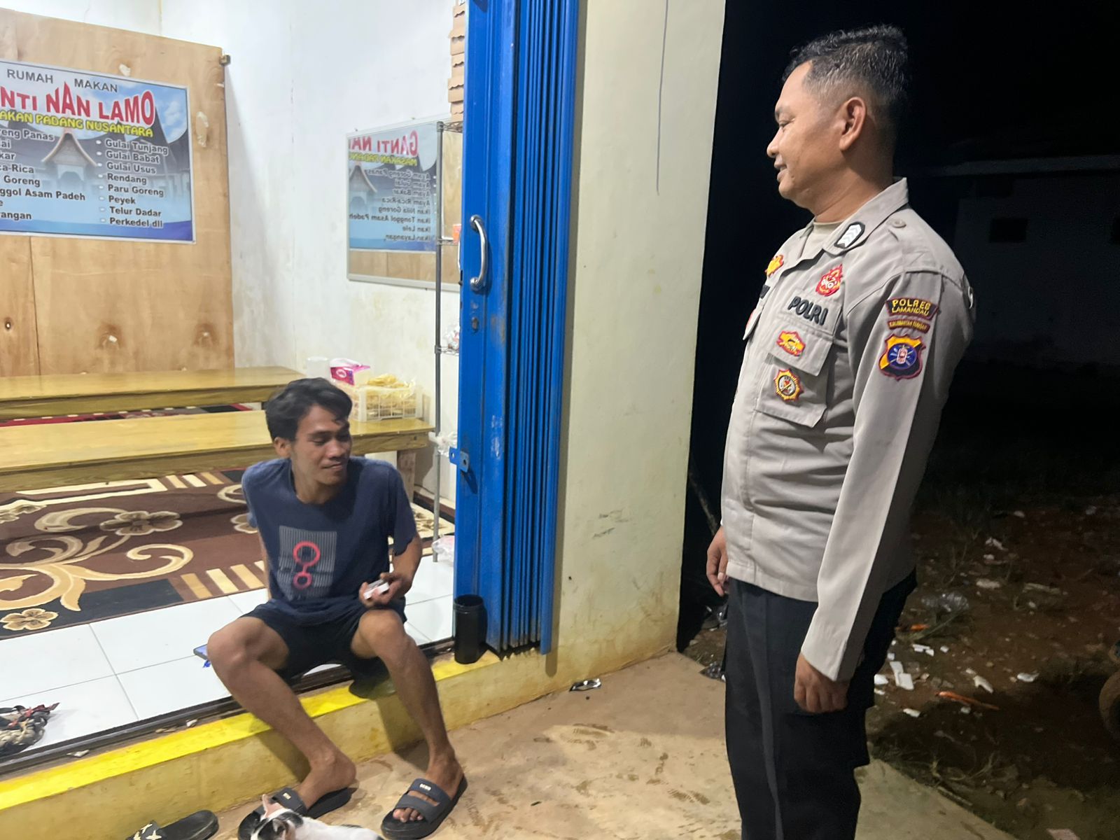 Personil Polsek Sambang Masyrakat yang Sedang Bersantai