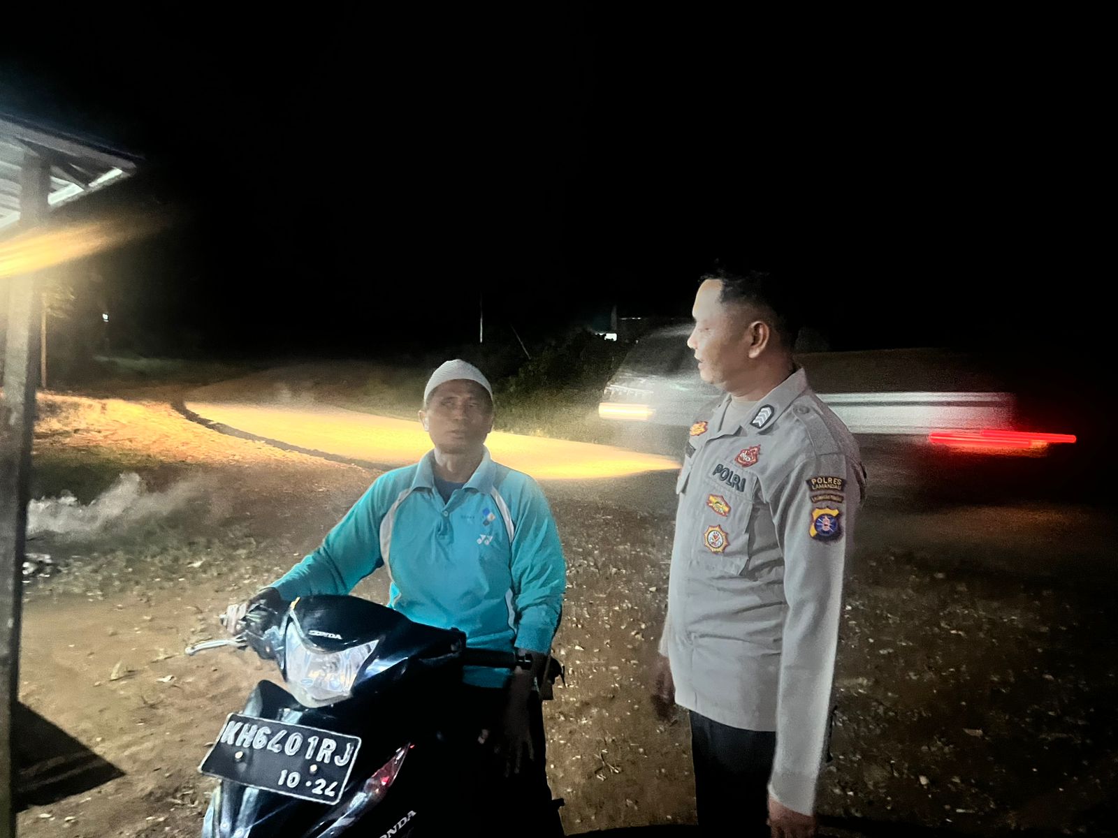 Personel Piket Polsek Lamandau Sambangi Masyarakat, Pererat Silaturahmi dan Sampaikan Pesan Kamtibmas