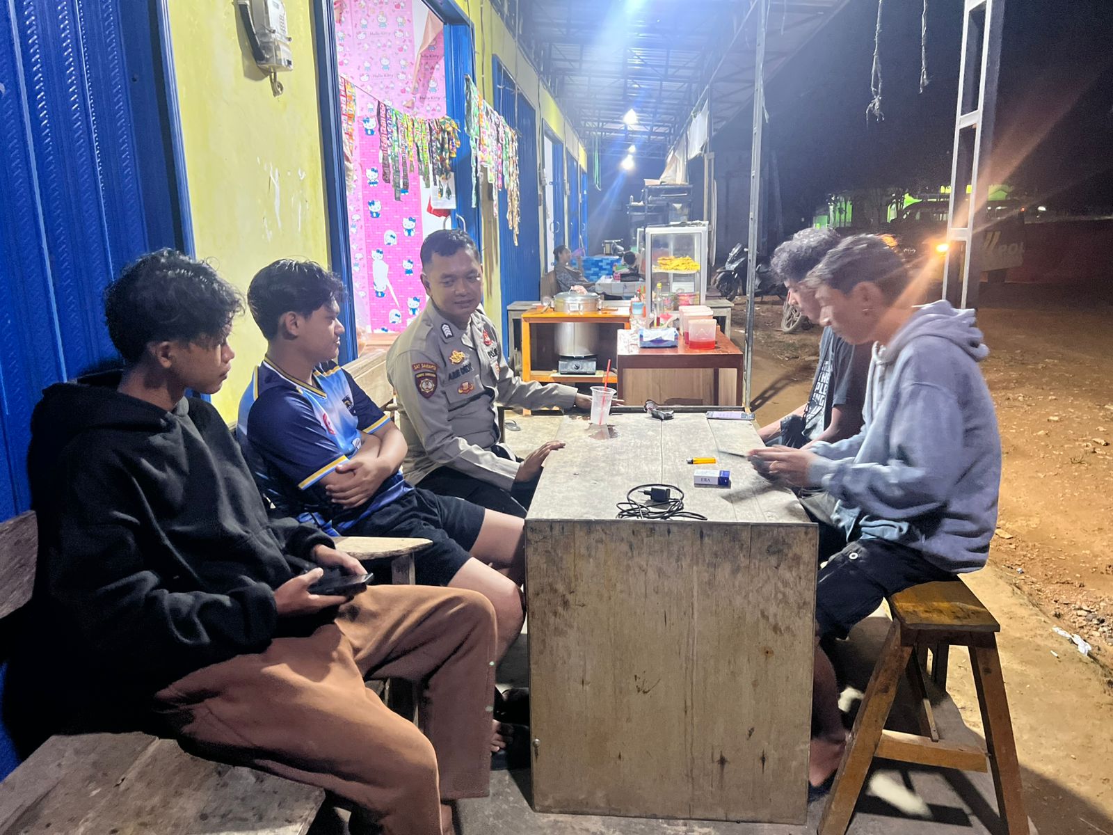 Personel Polsek Lamandau Sambangi Remaja yang Nongkrong, Berikan Sosialisasi Tentang Kenakalan Remaja