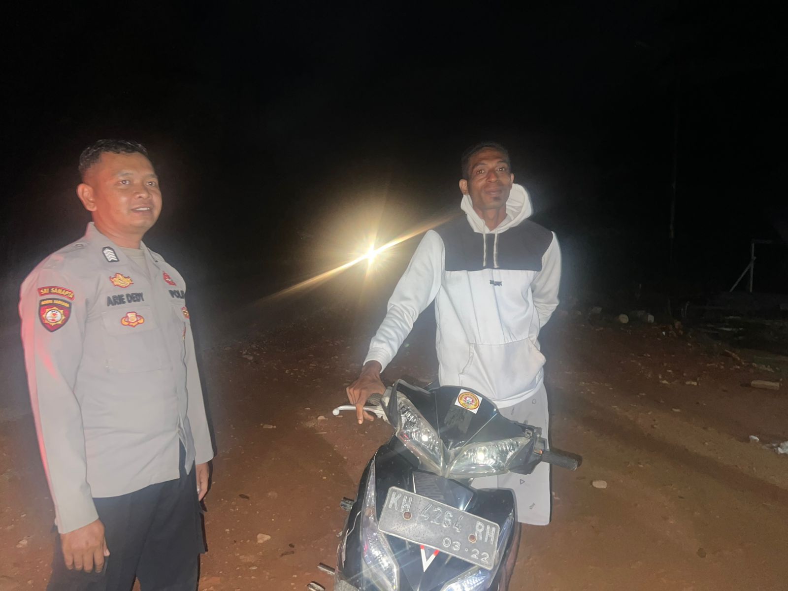 Piket Polsek lamandau melaksanakan Silaturahmi ke masyarakat