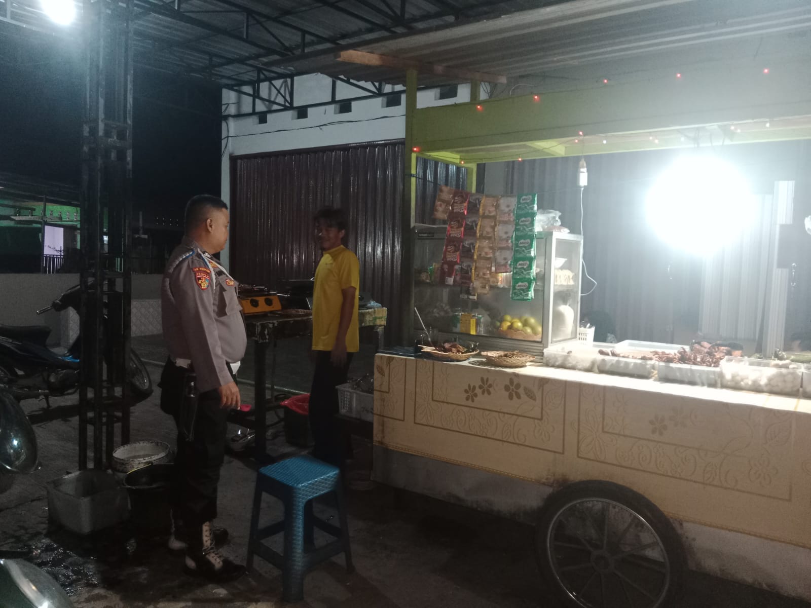 Piket Polsek Bulik Sambangi Pedagang Berikan Pesan Kamtibmas