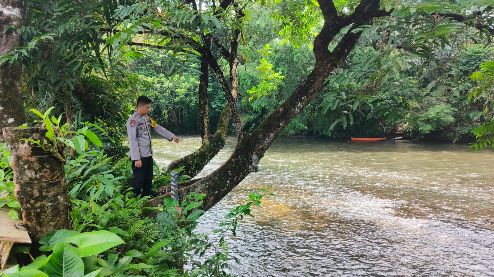 Piket Polsek Delang cek debit air DAS Delang