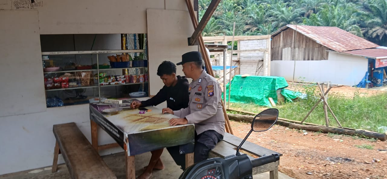 Bhabinkamtibmas Polsek Lamandau Sosialisasikan Tentang Layanan Hotline 110 kepada Masyarakat