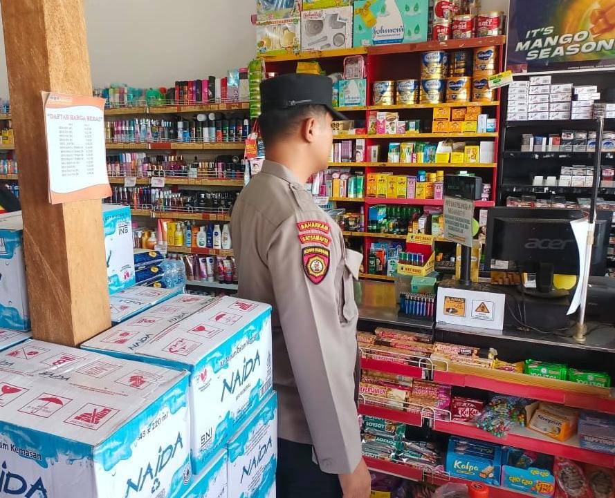 Piket Polsek Patroli kepertokoan diwilkum Polsek Sematu Jaya