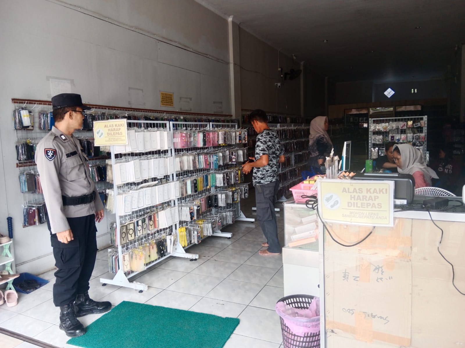 Personil Piket Polsek Bulik Laksanakan Patroli Pertokoan