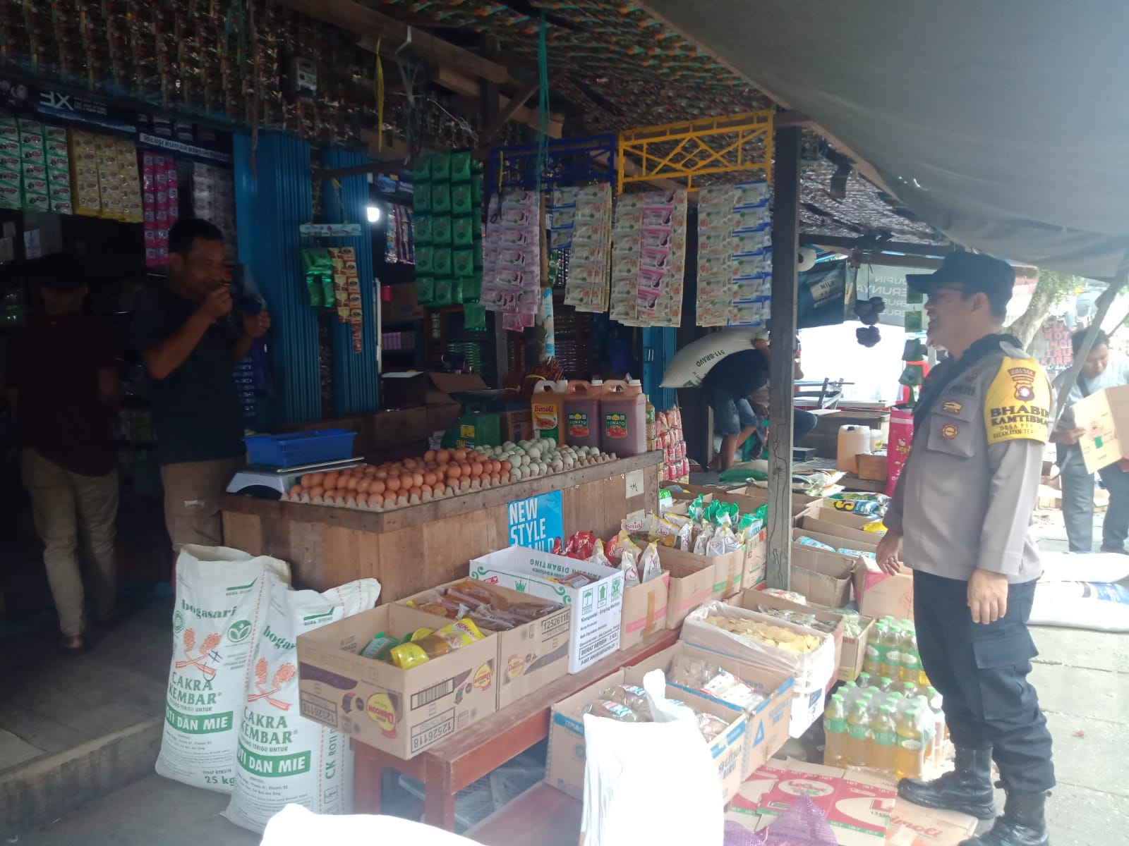 Hindari Kelangkaan Bahan Komoditas, Polsek Teweh Tengah Laksanakan Pengecekan Berkala Pada Pasar di Wilayah Hukum Teweh Tengah