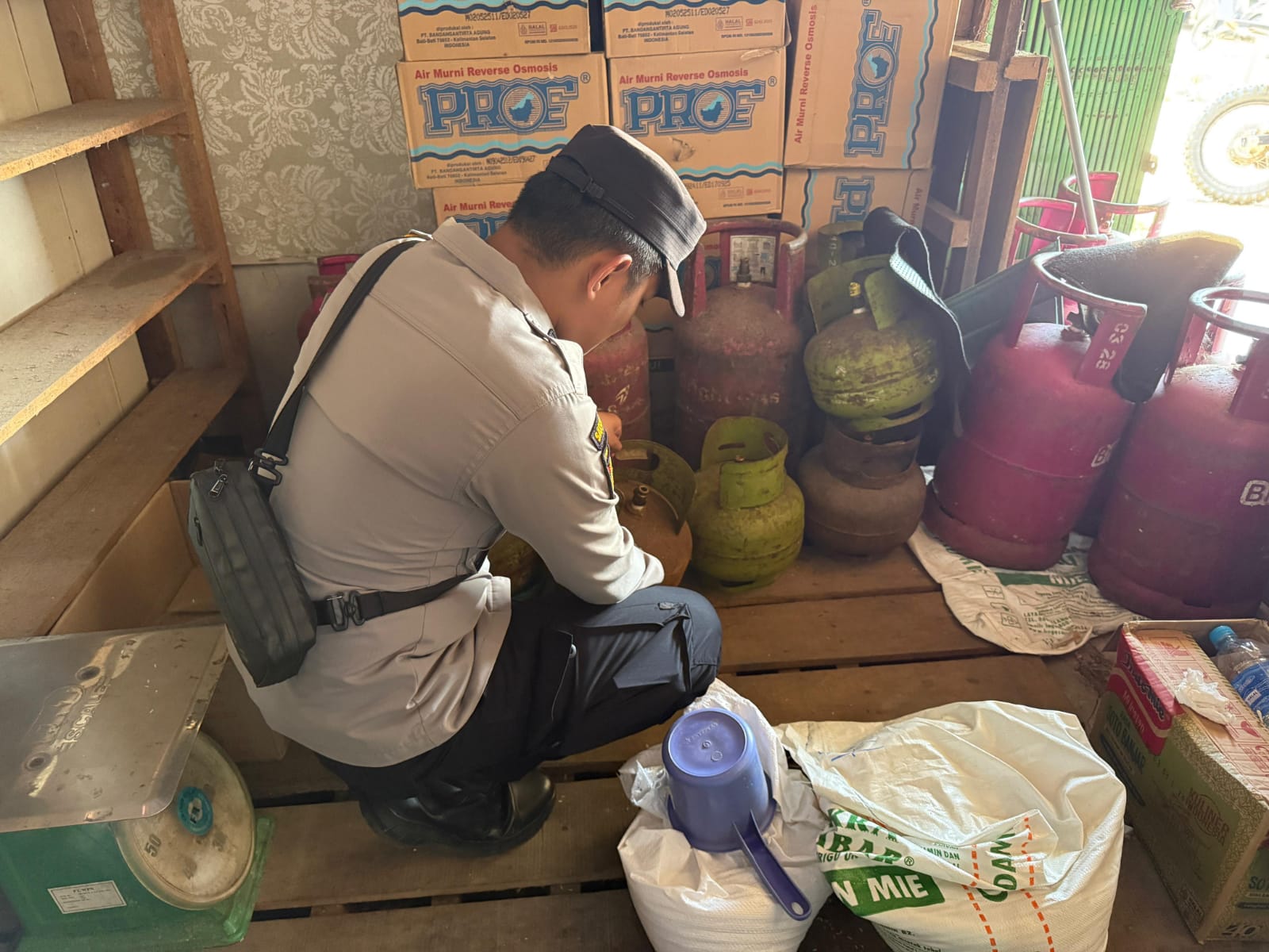 **Polsek Montallat Laksanakan Pengecekan Gas LPG Untuk Pantau Stok Dan Harga Di Pasaran**