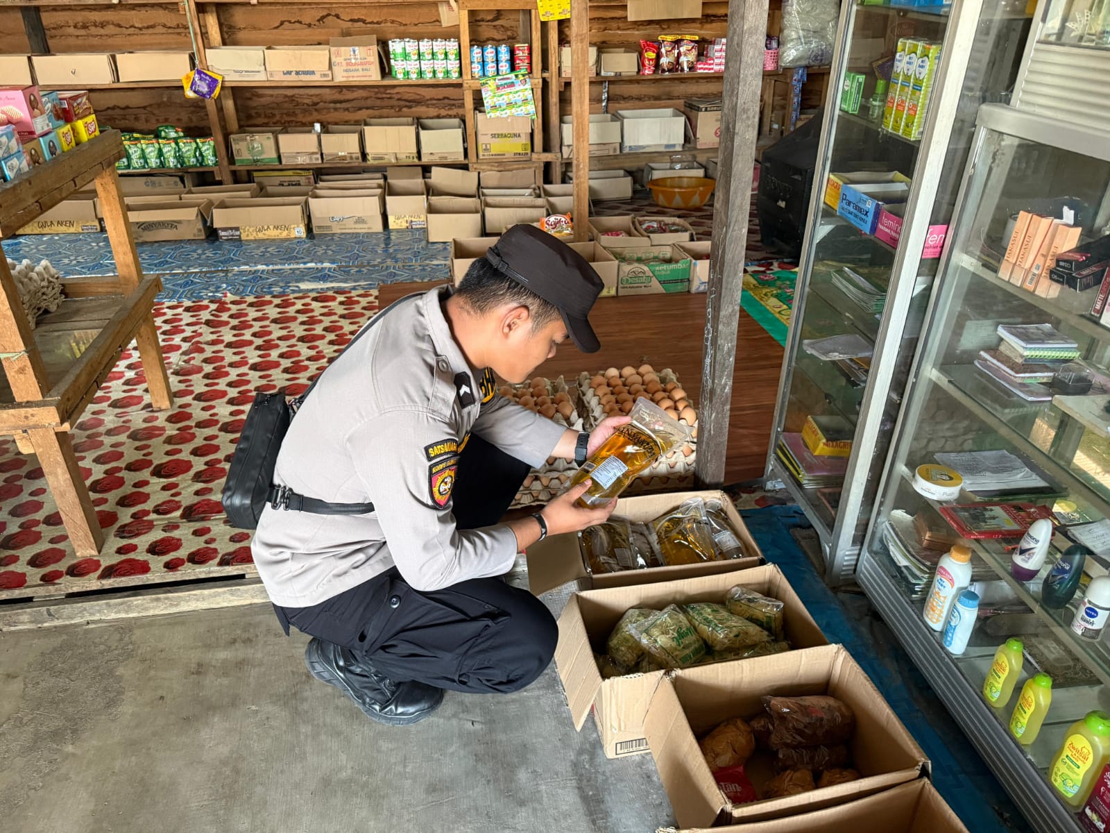 **Polsek Montallat Laksanakan Pengecekan Sembako Untuk Pantau Stok Dan Harga Di Pasaran**