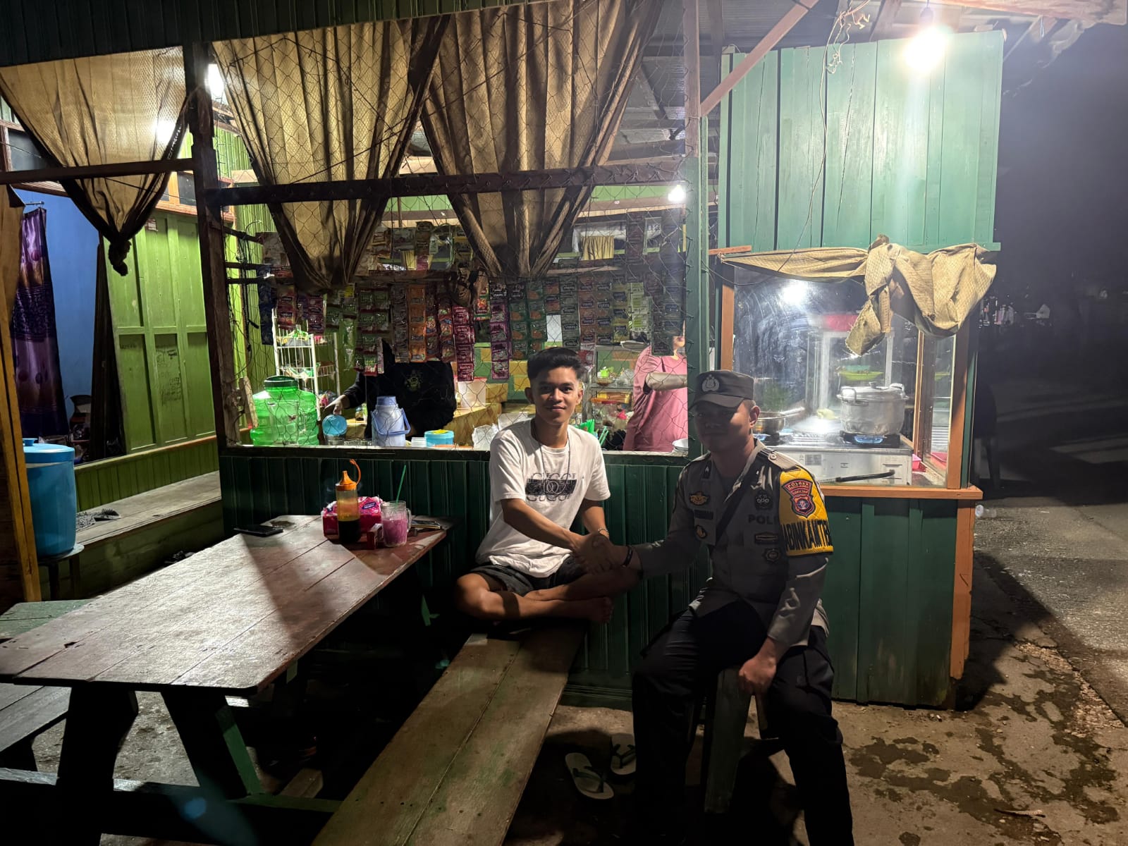 **Polsek Montallat Laksanakan Patroli Malam Untuk Ciptakan Keamanan Dan Ketertiban Masyarakat**