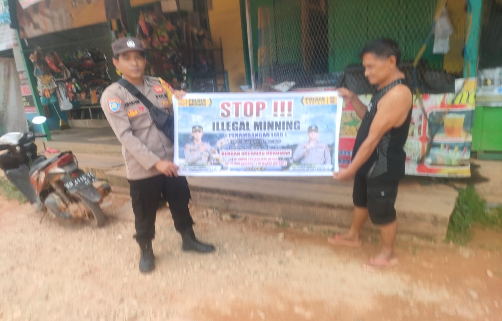 Bhabinkamtibmas laks giat sosialisasi Cegah Ilegal Mining, Polsek Marikit melakukan Sambang Warga masyarakat.