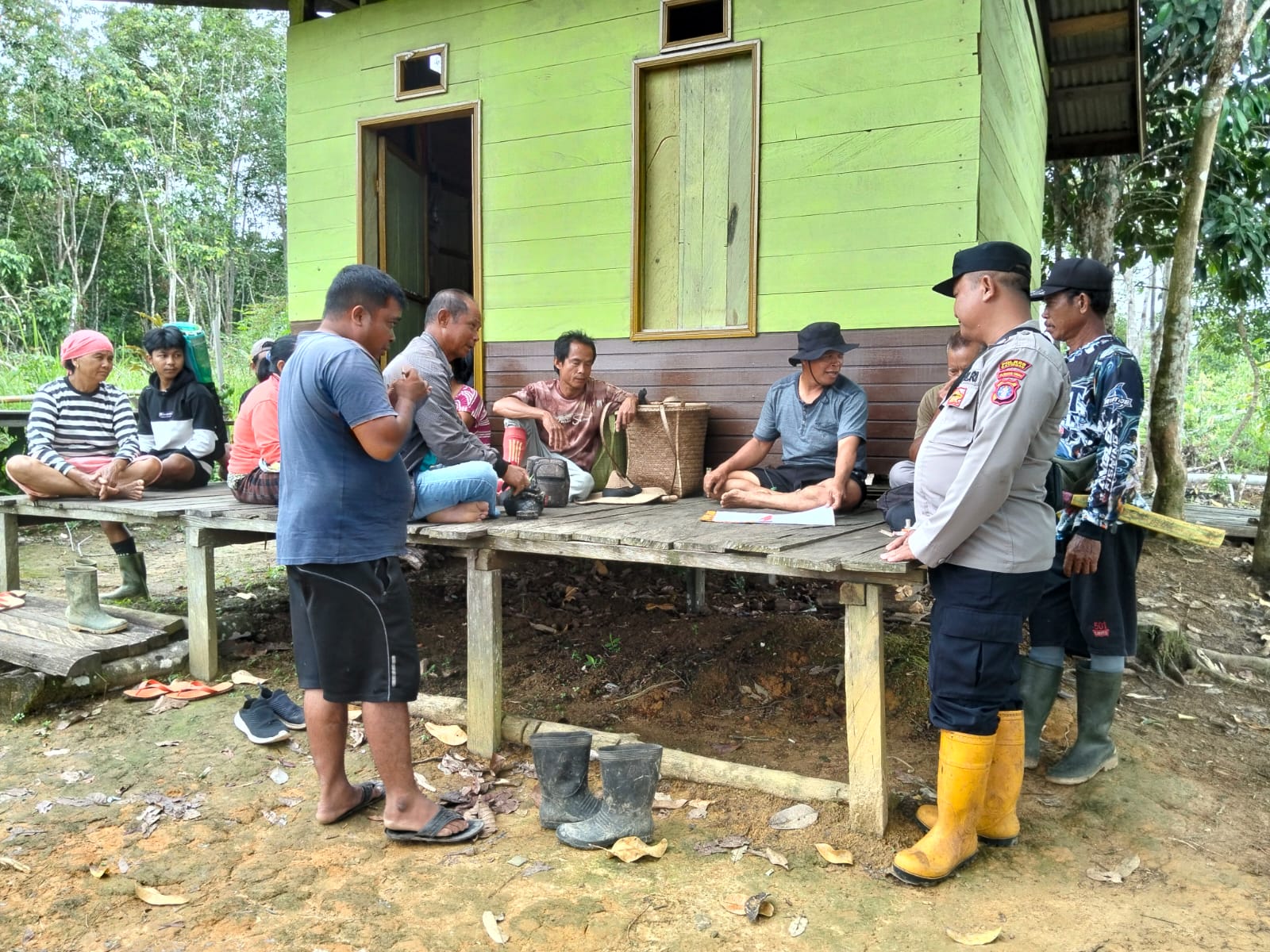 Bhabinkamtibmas laks giat sambang Kamtibmas “Door to Door System” Sambang Kamtibmas di wilayah Polsek marikit
