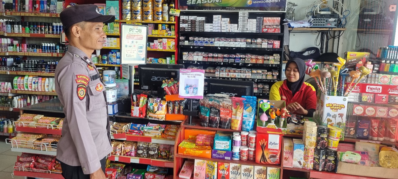 Piket Polsek Patroli kepertokoan diwilkum Polsek Sematu Jaya