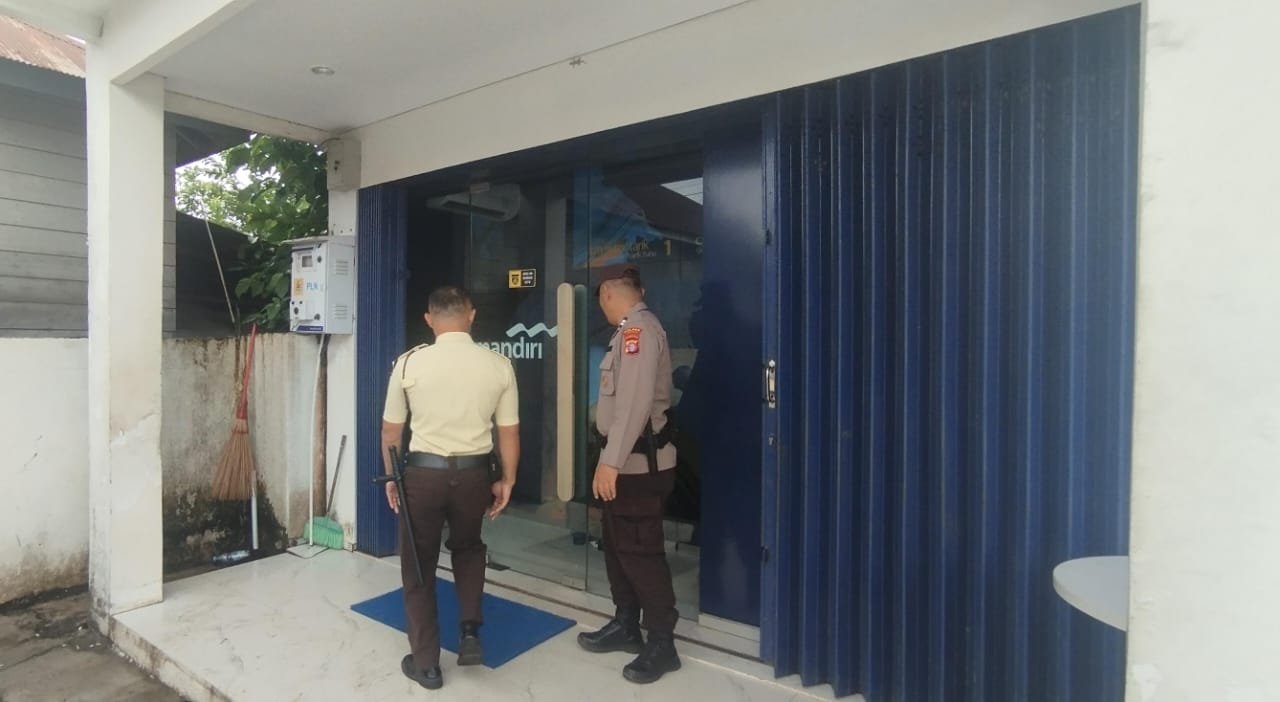 Polsek Bulik Patroli Sambangi Satpam Bank Mandiri