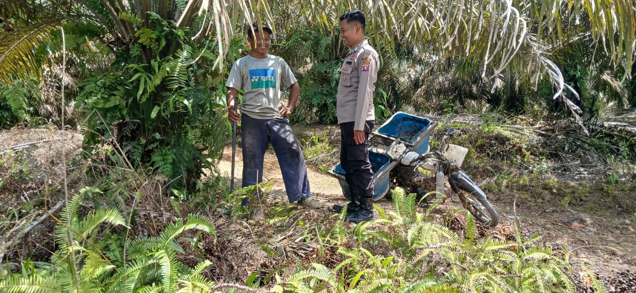 Piket Polsek Silaturahmi kepada Masyarakat yang sedang bekerja
