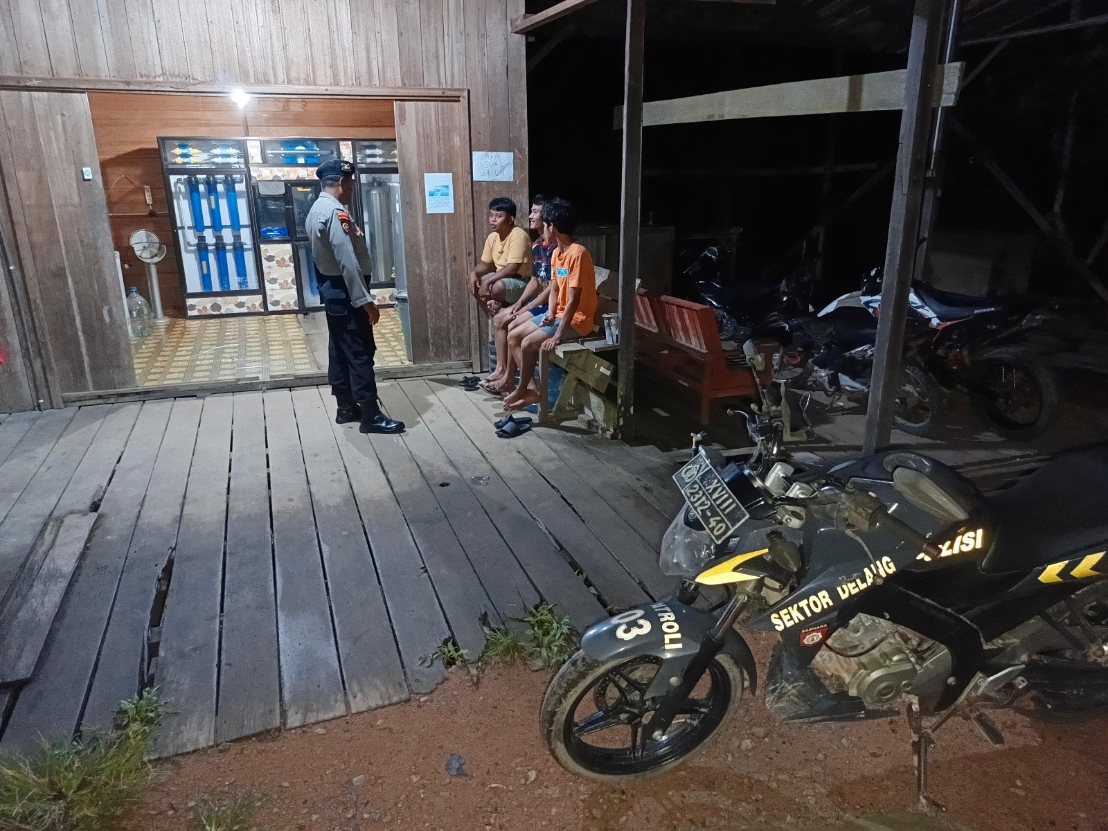 Piket Polsek Delang melaksanakan Silaturahmi ke warga masyarakat