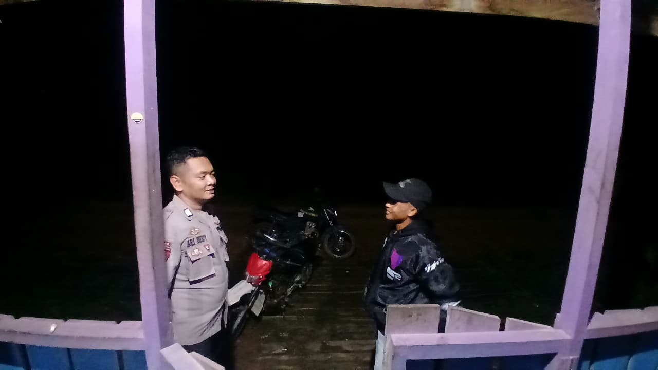 Personel Piket Polsek Lamandau Sambangi Masyarakat, Pererat Silaturahmi dan Sampaikan Pesan Kamtibmas