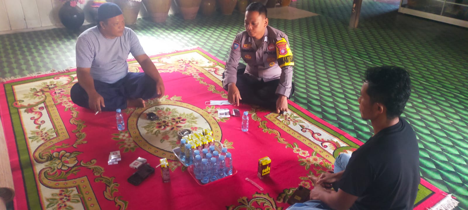 Bhabinkamtibmas Polsek Lamandau Sosialisasikan Tentang Layanan Hotline 110 kepada Masyarakat