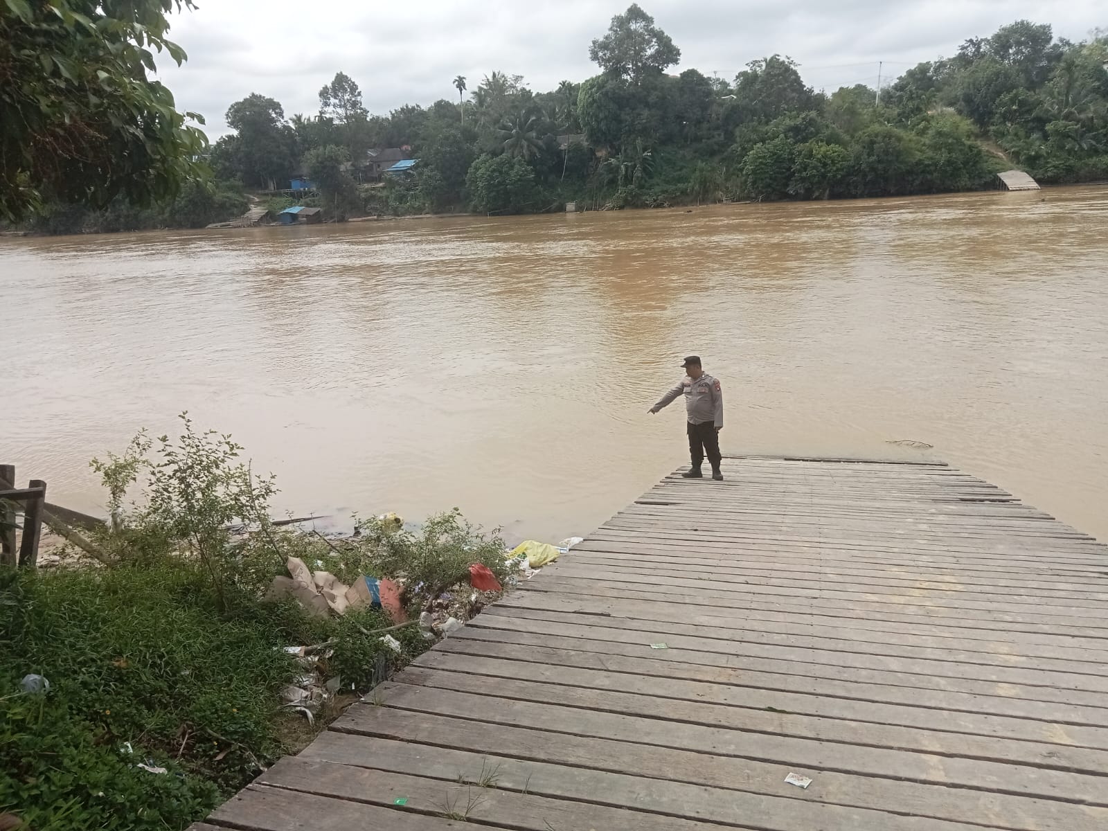 Antisipasi Banjir Personel Polsek Marikit Rutin Cek Debit air DAS Katingan