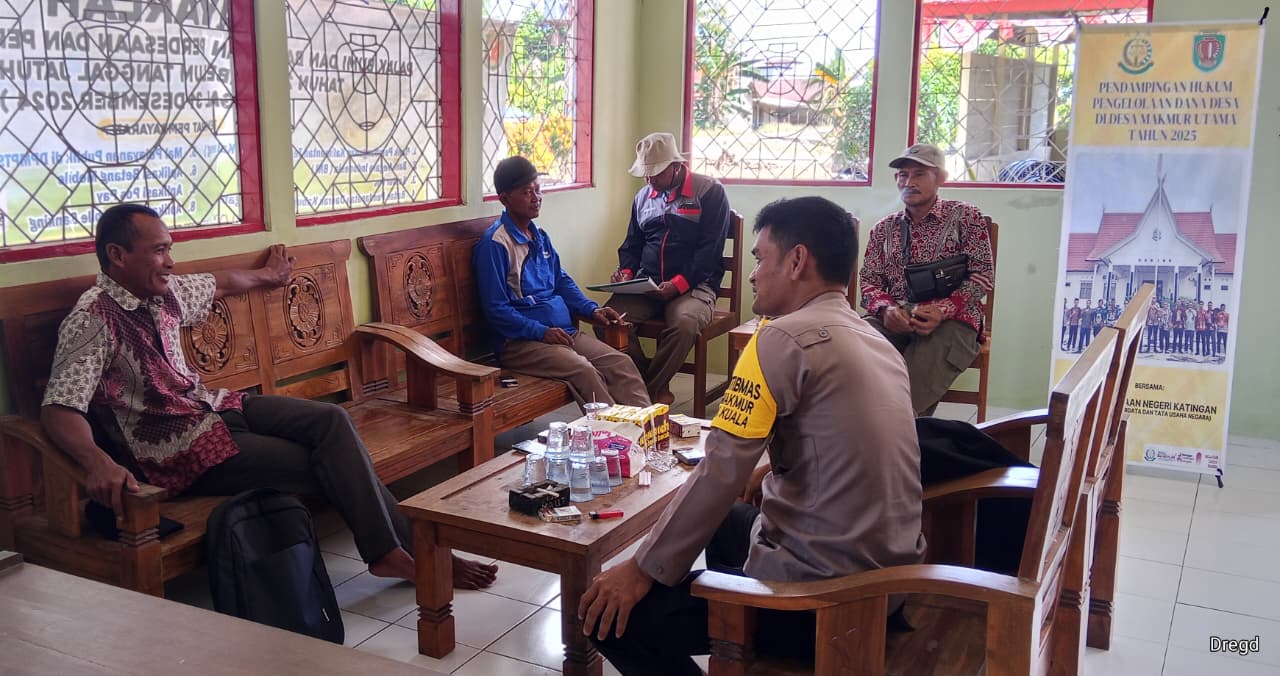 Bhabinkamtibmas Rutin Sambangi Warganya yang sedang beraktivitas lingkungan perumahan warga Desa jaya makmur