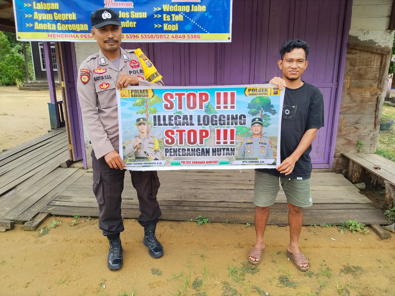 Bhabinkamtibmas laksanakan Sosialisasikan tentang larangan dan sangsi Pidana bagi pelaku Ilegal Logging kepada masyarakat di  Desa Binaan.