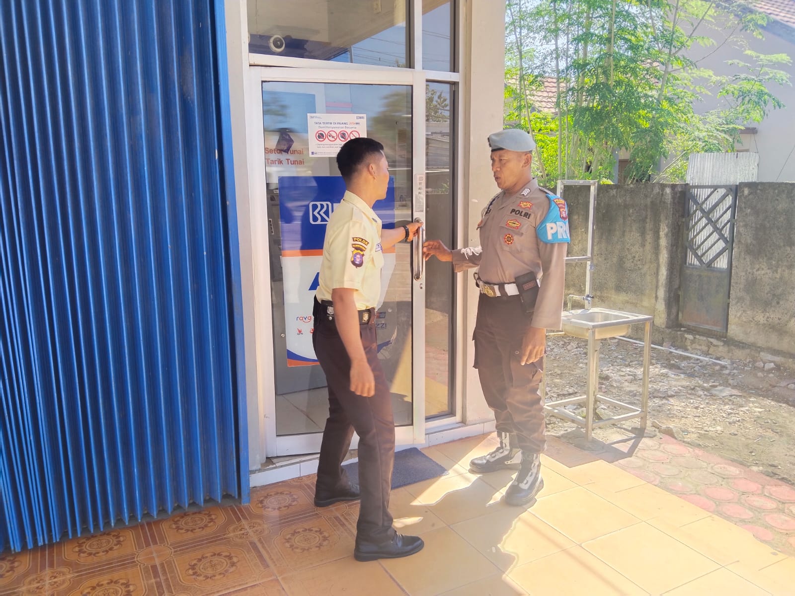 Piket Polsek Patroli dan Silaturahmi dengan Satpam Bank BRI