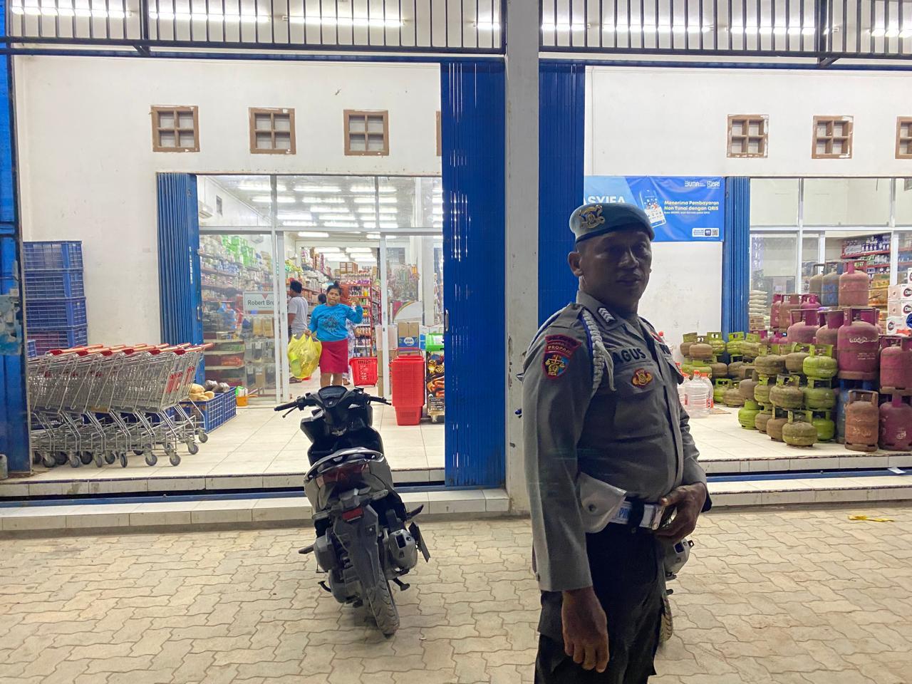 Piket Polsek Patroli kepertokoan diwilkum Polsek Sematu Jaya