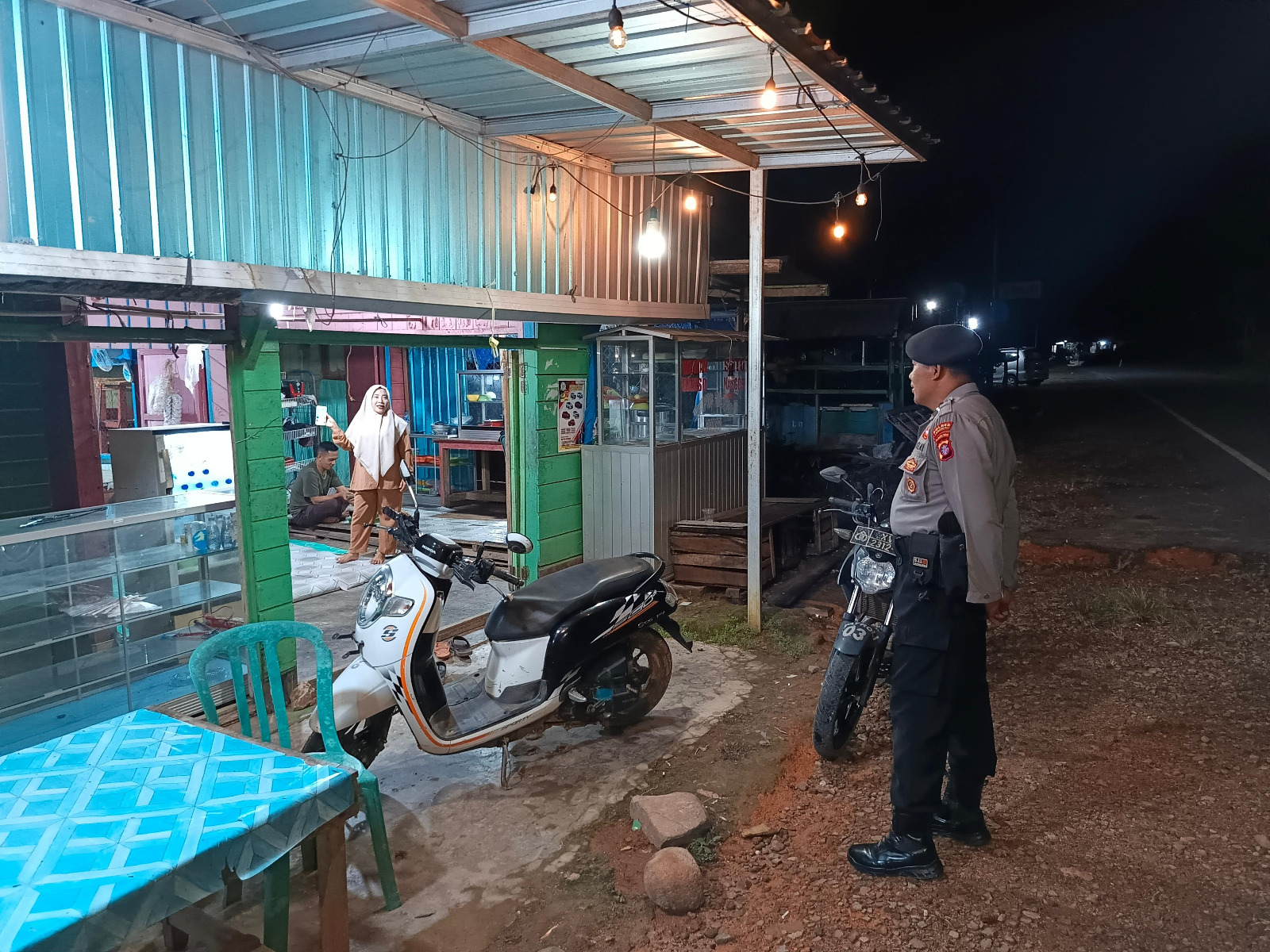 Piket Polsek Delang Silaturahmi Ke Masyarakat