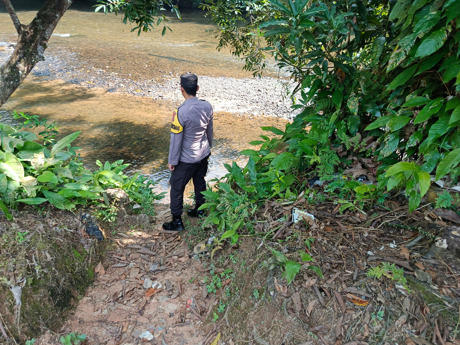 Piket Polsek Delang cek debit air DAS Delang