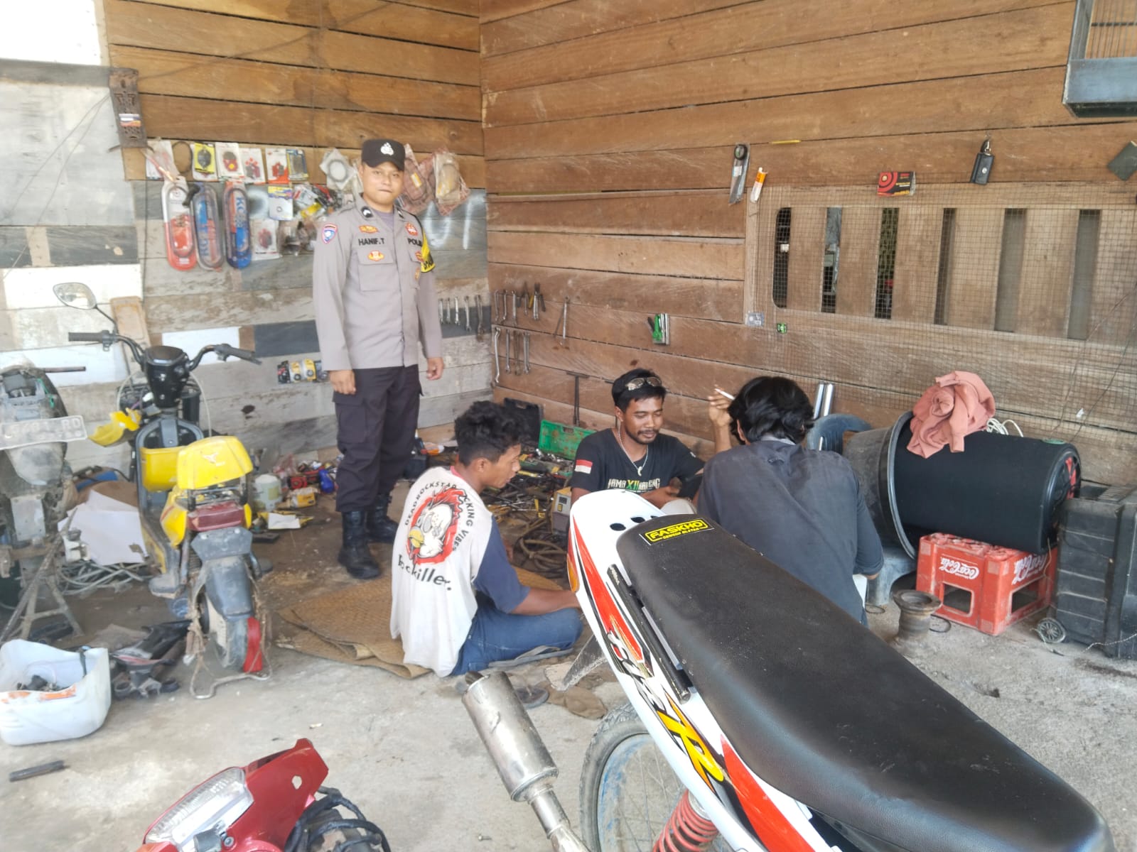 Bhabinkamtibmas Silaturahmi kepada Masyarakat yang sedang bekerja