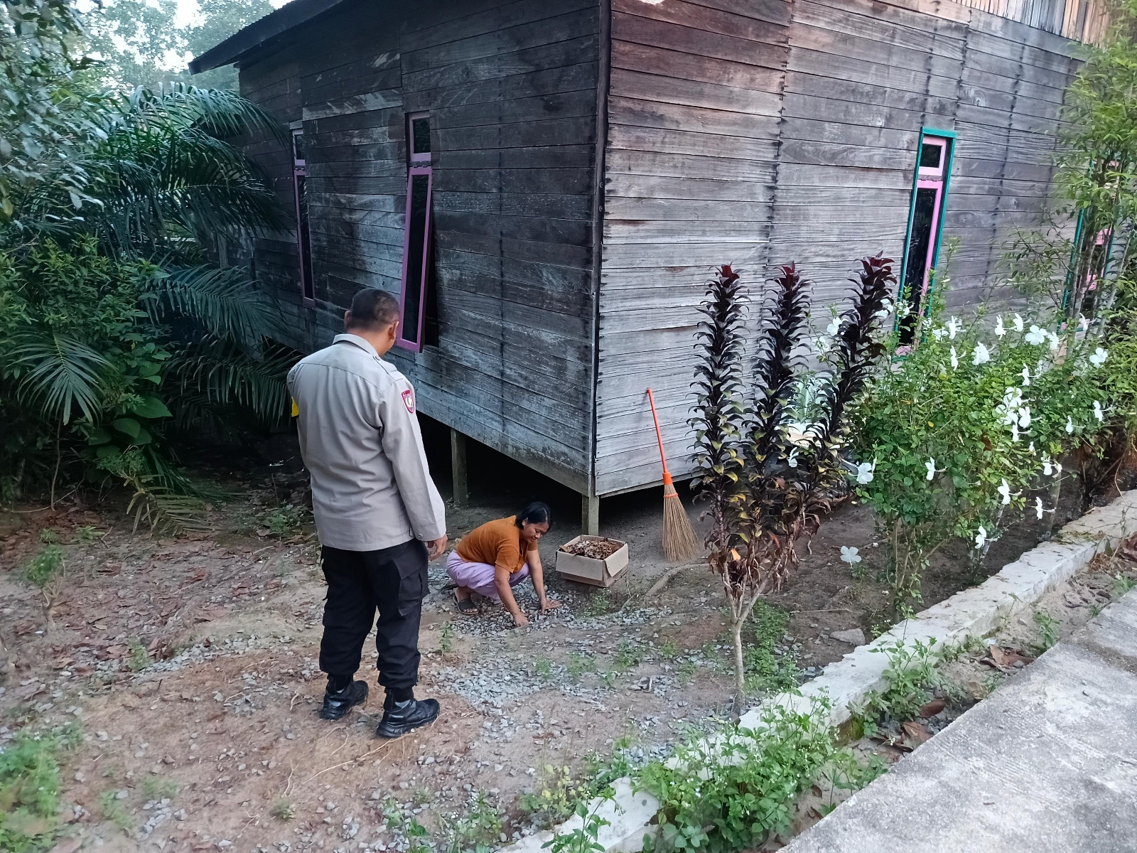 Piket Polsek Delang melaksanakan Silaturahmi ke warga masyarakat