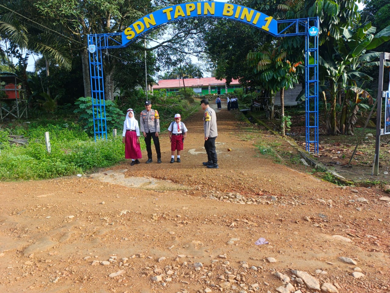 Anggota Polsek lamandau Pengaturan lalu lintas Jalan di Pagi hari