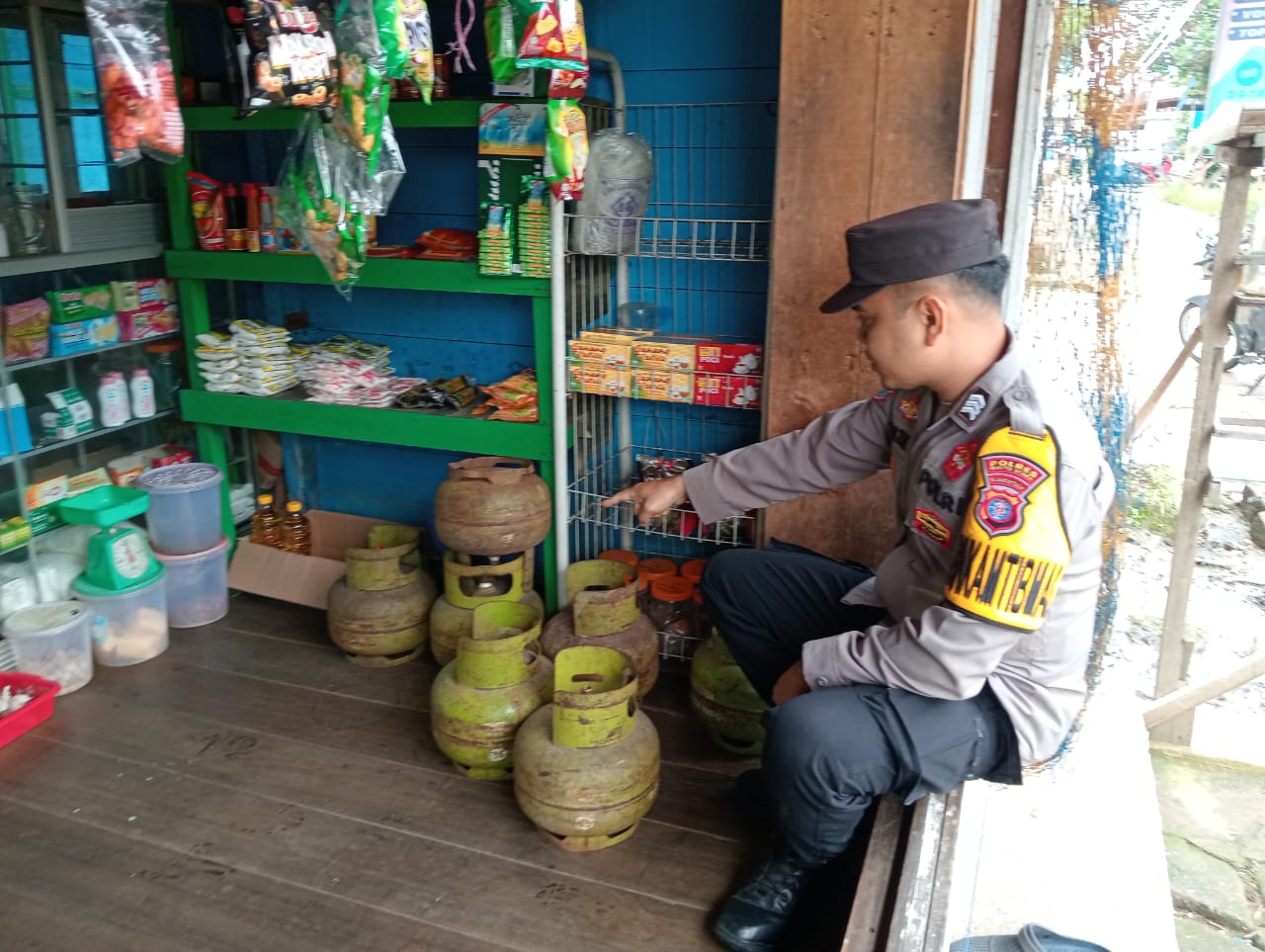 **Polsek Montallat Laksanakan Pengecekan Gas LPG Untuk Pantau Stok Dan Harga Di Pasaran**