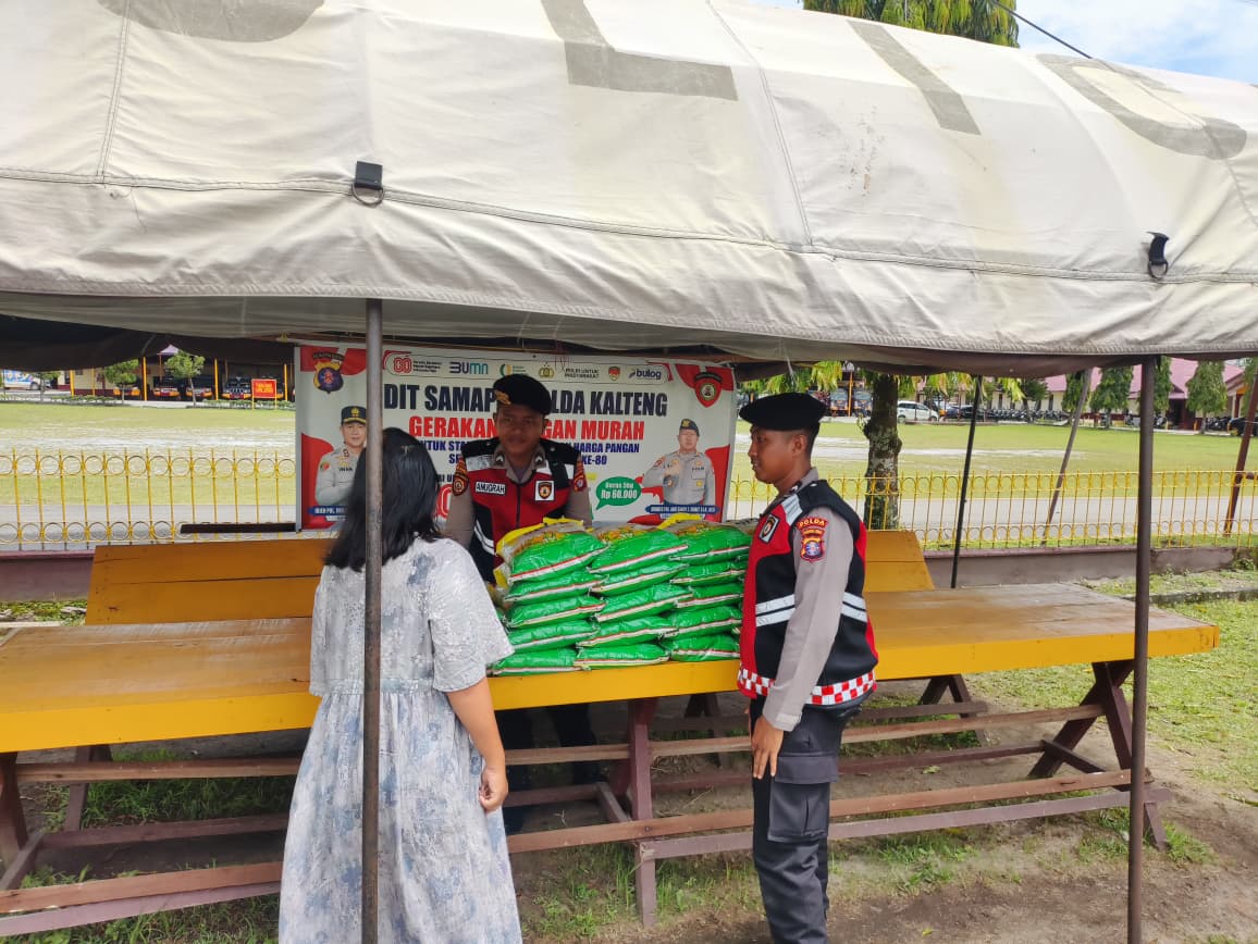 Dukung Stabilitas Harga Pangan, Personel Ditsamapta Polda Kalteng Sukseskan Penjualan Pangan Murah