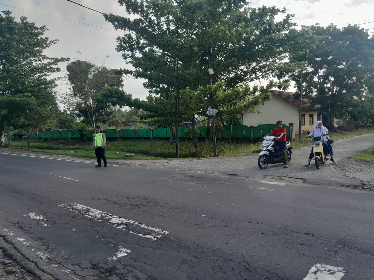 Brimob Kalteng Tunjukkan Kepedulian, Rutin Laksanakan Pengaturan Lalu Lintas di Sekitar Sekolah