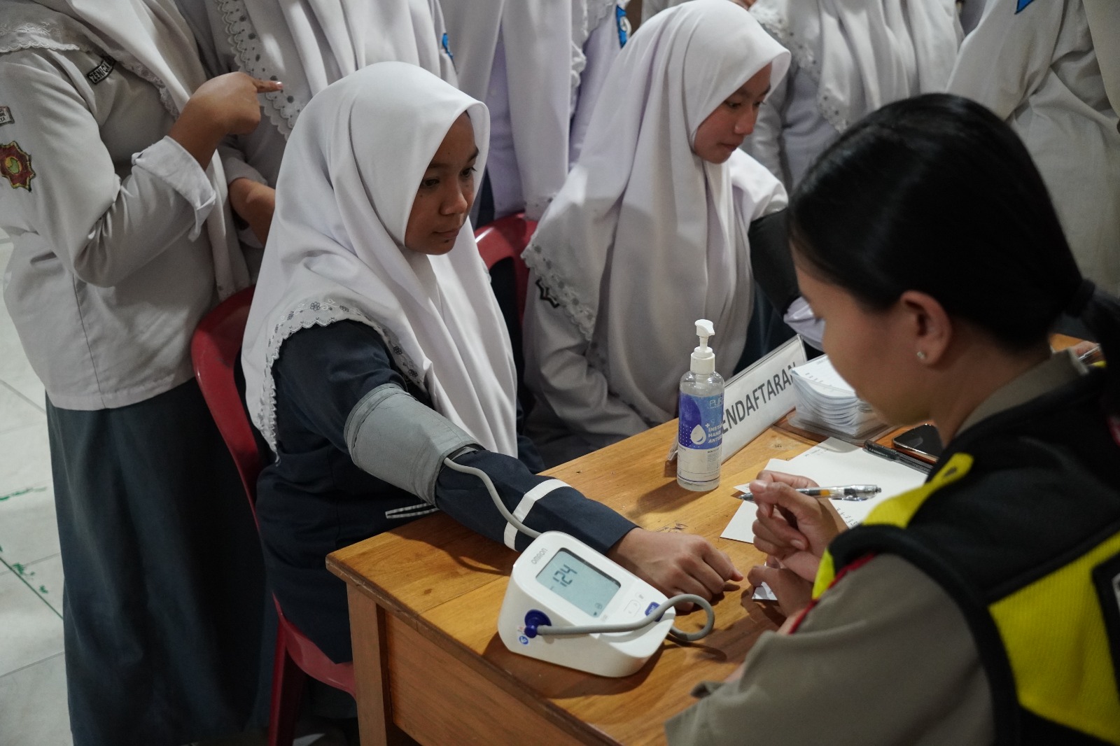 *Wujudkan Generasi Emas 2045, Rumkit Bhayangkara Laksanakan Pemeriksaan Kesehatan untuk Siswa Hasanka Boarding School*