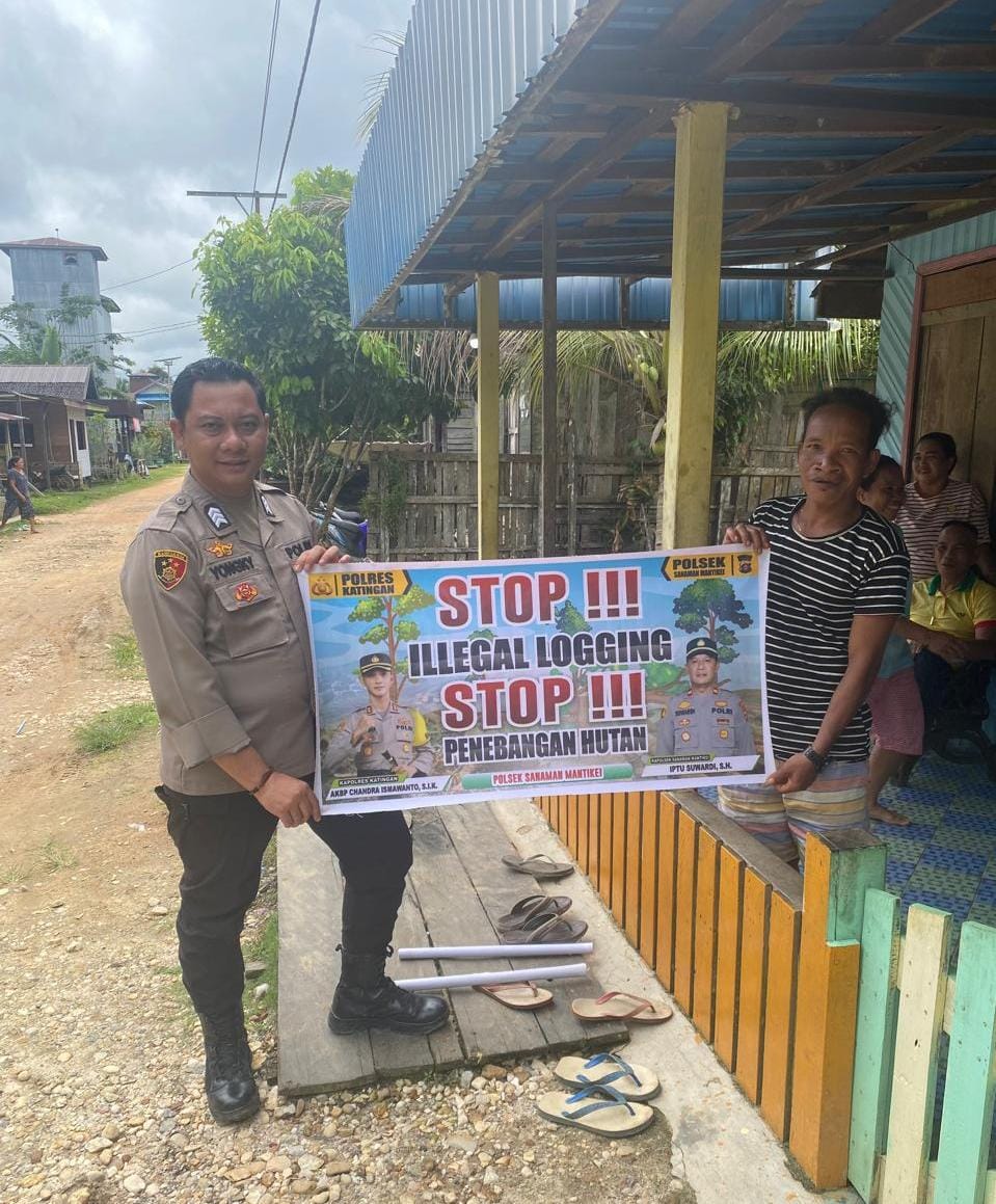 Bhabinkamtibmas laksanakan Sosialisasikan tentang larangan dan sangsi Pidana bagi pelaku Ileggal Logging kepada masyarakat di Desa Binaan.