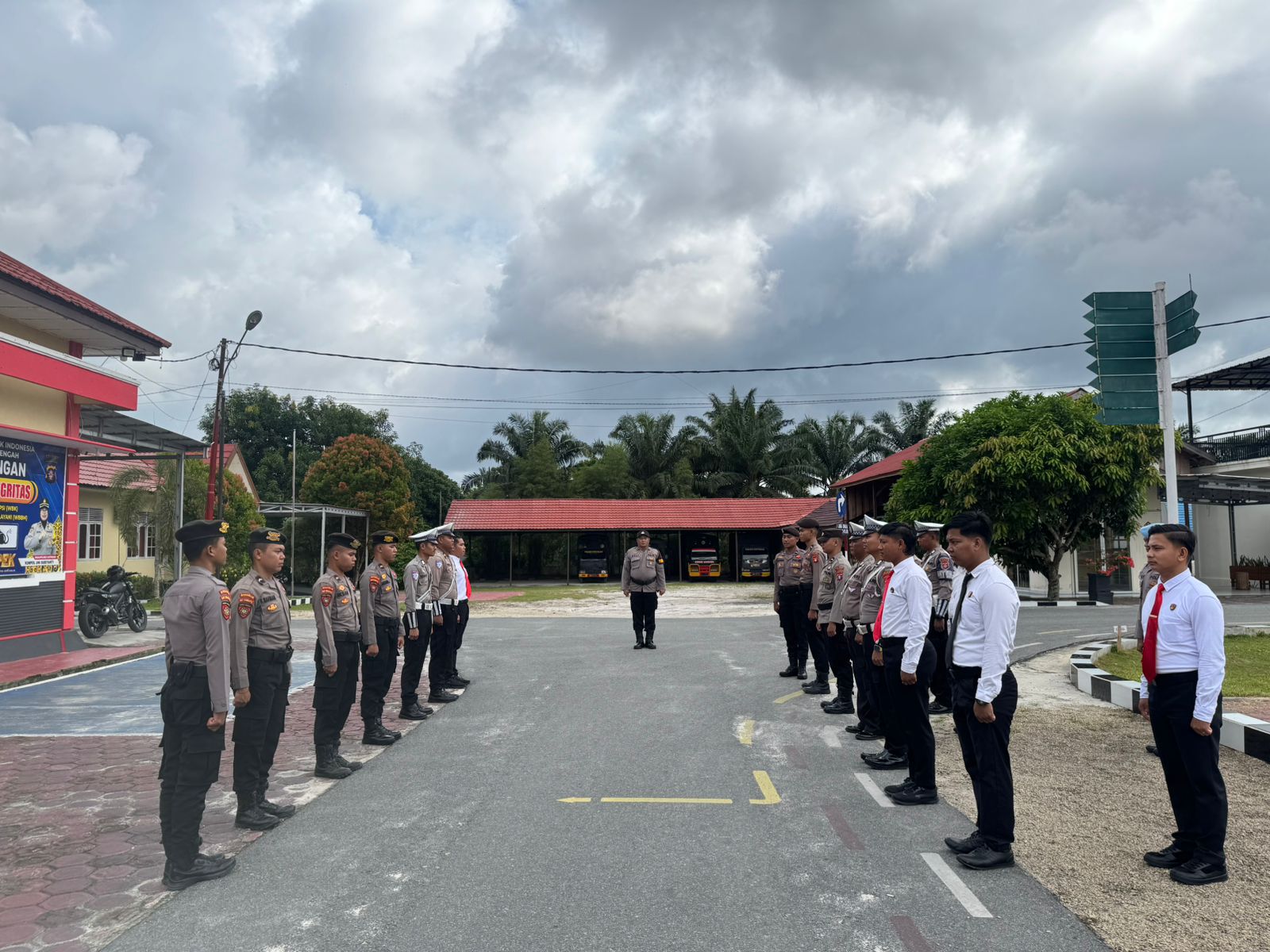 _Sat Samapta Polres Katingan Melaksanakan Serah Terima Piket Jaga Lama ke Piket Jaga Baru Dilanjutkan Pengecekan Tahanan_