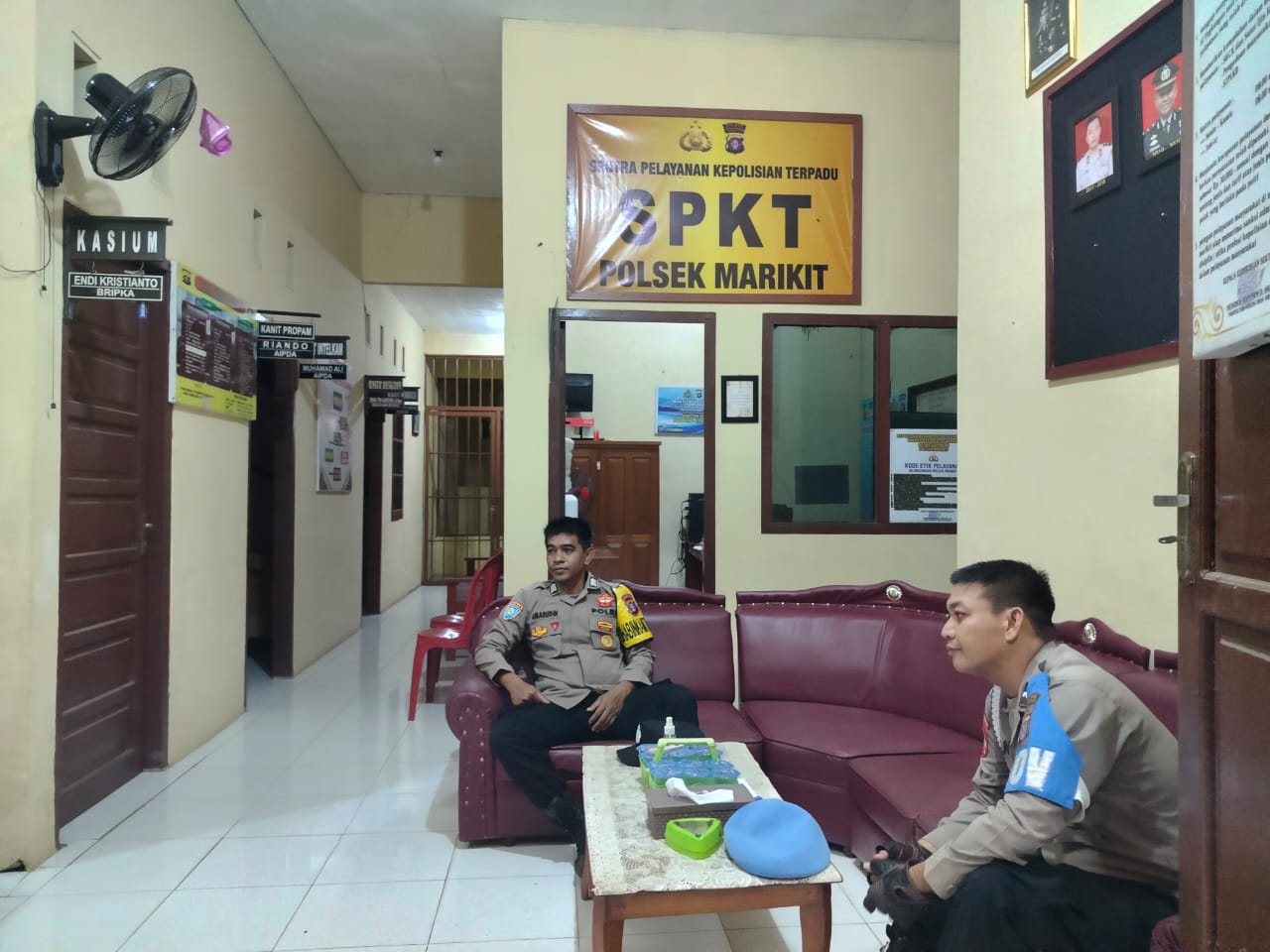 Personil Piket Polsek Marikit Stand by di Mako Cegah Gangguan Kamtibmas diwilayah Kecamatan Marikit, Kabupaten Katingan.