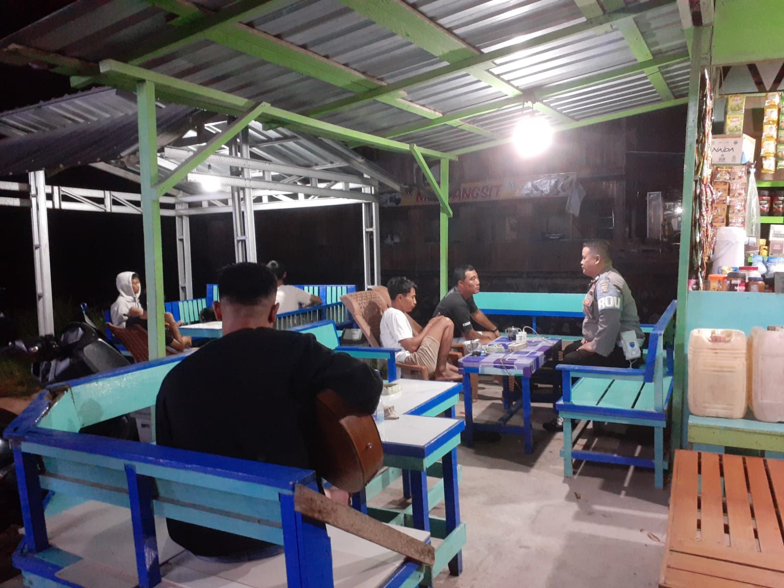 Piket Polsek Bulik melaksanakan sambang dan Silaturahmi kemasyarakat